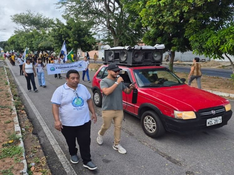 Carro de som acompanha a caminhada pelas ruas de Natal