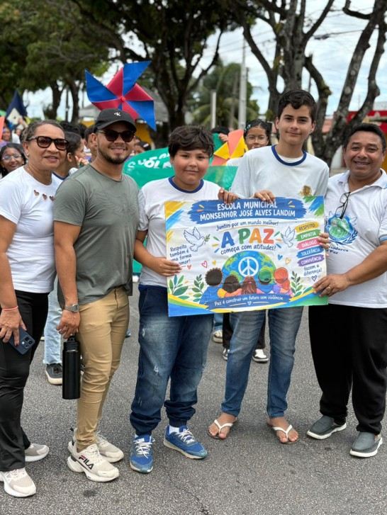 Estudantes da Escola Mons. José Alves Landim com o cartaz da caminhada