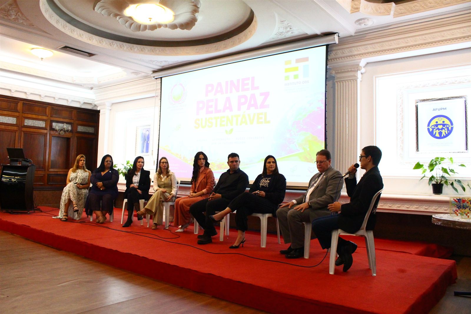Painel “Pela Paz e Sustentabilidade” com convidados no palco da conferência