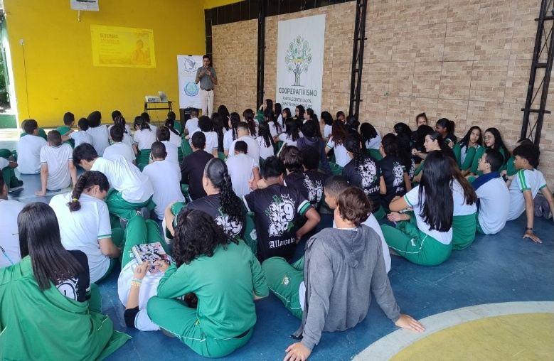 Alunos em roda de conversa durante a atividade na COOPEN