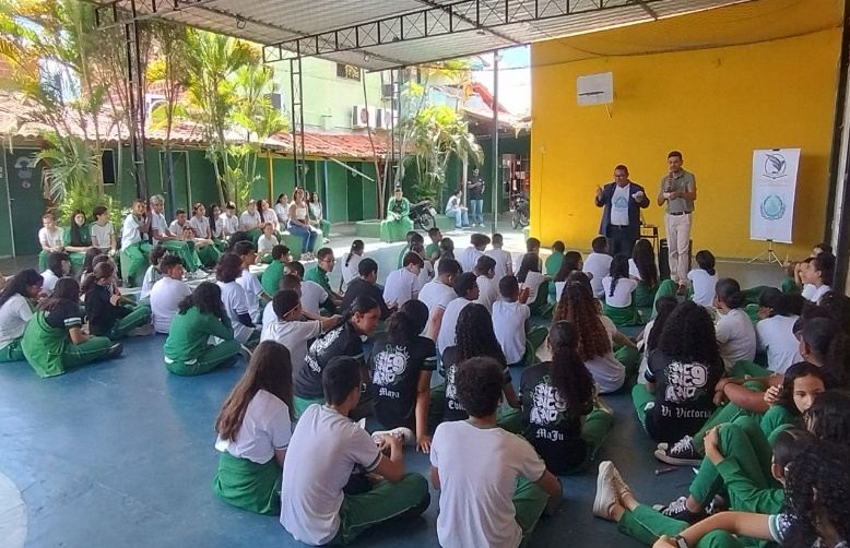 Palestra ao ar livre no pátio da cooperativa educacional