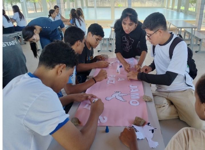 Alunos confeccionam mural durante a atividade na escola