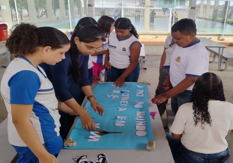 Alunos apresentam o mural “Paz no Mundo”